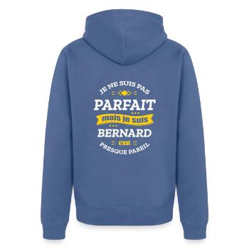 BERNARD PARFAIT - PRENOM BERNARD - Veste à capuche bio Premium Unisexe - bleu pigeon - Dos - Nico (187cm)