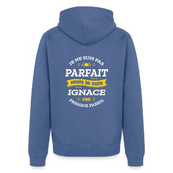 IGNACE PARFAIT - PRENOM IGNACE - Veste à capuche bio Premium Unisexe - bleu pigeon - Dos - Nico (187cm)