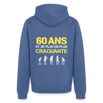 60 ans Cadeau Femme Drole - Veste à capuche bio Premium Unisexe - bleu pigeon - Dos - Nico (187cm)