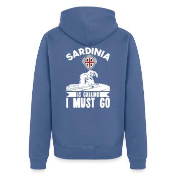 Sardinien Ruft Sardinia Italien - Unisex Premium Bio Zip Hoodie - Taubenblau - Hinten - Nico (187cm)