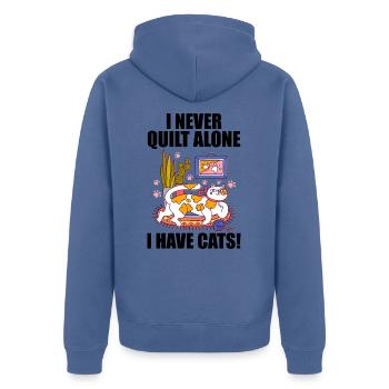 Ich quilte nie alleine. Ich habe Katzen! - Unisex Premium Bio Zip Hoodie - Taubenblau - Hinten - Nico (187cm)