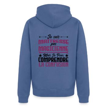 Je suis un maîtresse, pas un magicien. - Veste à capuche bio Premium Unisexe - bleu pigeon - Dos - Nico (187cm)