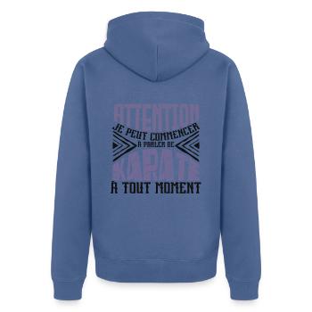 Avertissement, Karaté à tout moment. - Veste à capuche bio Premium Unisexe - bleu pigeon - Dos - Nico (187cm)