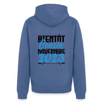Annonce grossesse. bientôt Cousin Novembre 2023. - Veste à capuche bio Premium Unisexe - bleu pigeon - Dos - Nico (187cm)