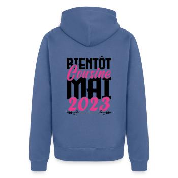 Annonce grossesse. bientôt Cousine Mai 2023. - Veste à capuche bio Premium Unisexe - bleu pigeon - Dos - Nico (187cm)