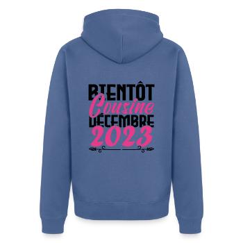 Annonce grossesse. bientôt Cousine Décembre 2023. - Veste à capuche bio Premium Unisexe - bleu pigeon - Dos - Nico (187cm)