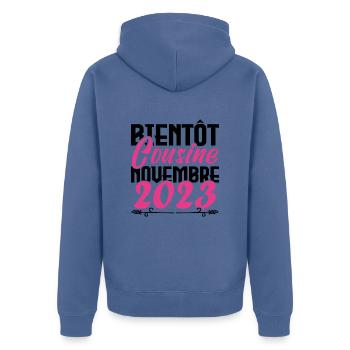 Annonce grossesse. bientôt Cousine Novembre 2023. - Veste à capuche bio Premium Unisexe - bleu pigeon - Dos - Nico (187cm)