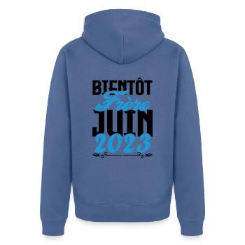 Cadeau Annonce grossesse. bientôt Frère Juin 2023. - Veste à capuche bio Premium Unisexe - bleu pigeon - Dos - Nico (187cm)