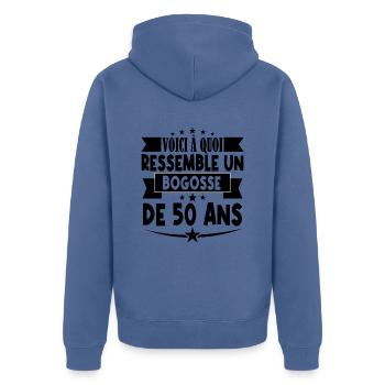 anniversaire 50 ans. beau gosse 50 ans. 50e annive - Veste à capuche bio Premium Unisexe - bleu pigeon - Dos - Nico (187cm)