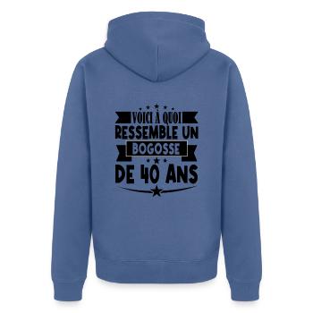 anniversaire 40 ans. beau gosse 40 ans. 40e annive - Veste à capuche bio Premium Unisexe - bleu pigeon - Dos - Nico (187cm)