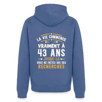 Anniversaire 43 ans, idée cadeau date de naissance - Veste à capuche bio Premium Unisexe - bleu pigeon - Dos - Nico (187cm)