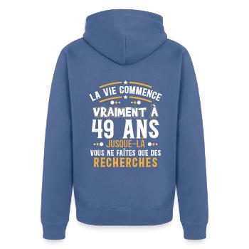 Anniversaire 49 ans, idée cadeau date de naissance - Veste à capuche bio Premium Unisexe - bleu pigeon - Dos - Nico (187cm)