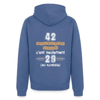Anniversaire 42 ans, idée cadeau date de naissance - Veste à capuche bio Premium Unisexe - bleu pigeon - Dos - Nico (187cm)