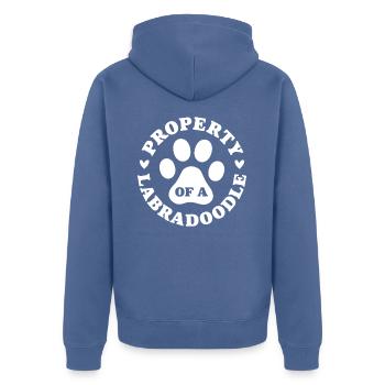 Eigentum eines Labradoodles - Unisex Premium Bio Zip Hoodie - Taubenblau - Hinten - Nico (187cm)