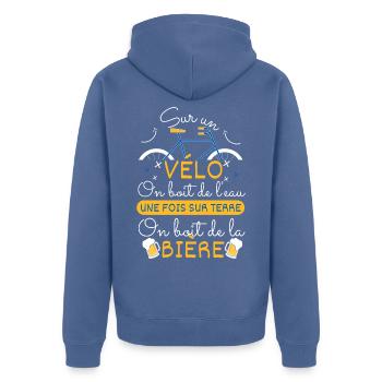 Sur un Vélo on boit de l eau sur terre de la bière - Veste à capuche bio Premium Unisexe - bleu pigeon - Dos - Nico (187cm)