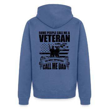 Manche Leute nennen mich einen Veteranen - Unisex Premium Bio Zip Hoodie - Taubenblau - Hinten - Nico (187cm)