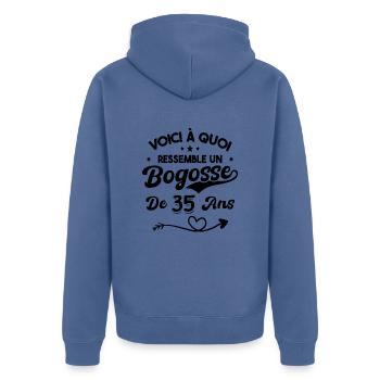 Bogosse 35 ans Cadeau Humour Anniversaire 35 ans - Veste à capuche bio Premium Unisexe - bleu pigeon - Dos - Nico (187cm)