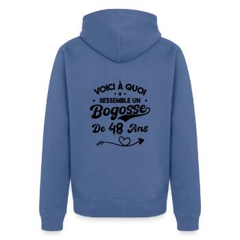 Bogosse 48 ans Cadeau Humour Anniversaire 48 ans - Veste à capuche bio Premium Unisexe - bleu pigeon - Dos - Nico (187cm)