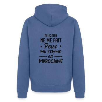 Rien ne me fait peur ma femme est Marocaine - Veste à capuche bio Premium Unisexe - bleu pigeon - Dos - Nico (187cm)