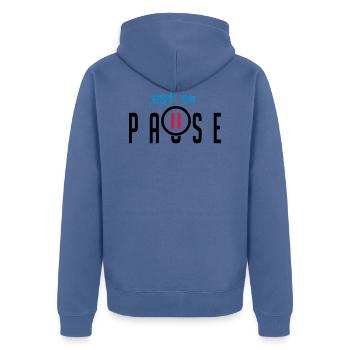 citation ajouter texte pause bouton humour famille - Veste à capuche bio Premium Unisexe - bleu pigeon - Dos - Nico (187cm)