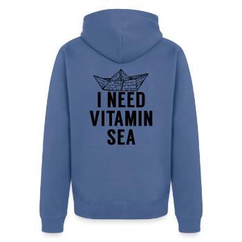 Ich brauche Vitamin Meer. Boat.Coastal Gifts.Urlaub - Unisex Premium Bio Zip Hoodie - Taubenblau - Hinten - Nico (187cm)