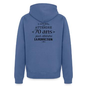70 ans c'est la perfection - Veste à capuche bio Premium Unisexe - bleu pigeon - Dos - Nico (187cm)