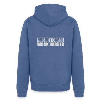 Personne ne s’en soucie de travailler plus dur - Veste à capuche bio Premium Unisexe - bleu pigeon - Dos - Nico (187cm)