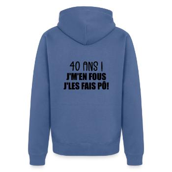 40 Ans ! Je M'En Fous Je Les Fais Pô ! - Veste à capuche bio Premium Unisexe - bleu pigeon - Dos - Nico (187cm)