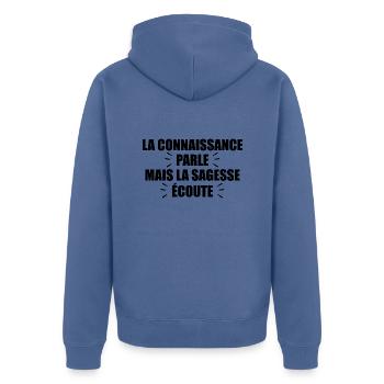 La Connaissance Parle, Mais La Sagesse Écoute - Veste à capuche bio Premium Unisexe - bleu pigeon - Dos - Nico (187cm)