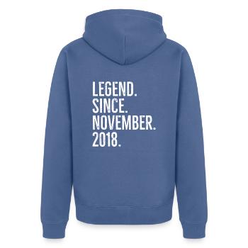 Legende seit November 2018 - Unisex Premium Bio Zip Hoodie - Taubenblau - Hinten - Nico (187cm)