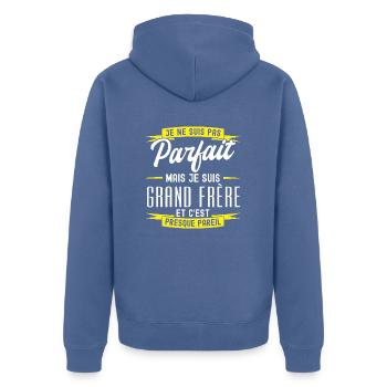cadeau grand-frère / pas parfait mais grand-frère - Veste à capuche bio Premium Unisexe - bleu pigeon - Dos - Nico (187cm)
