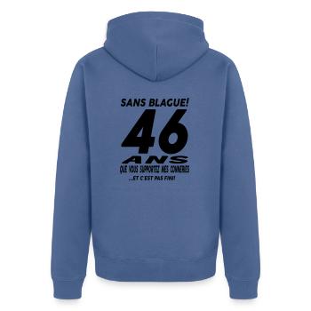 46 ans que vous supportez mes conneries - Veste à capuche bio Premium Unisexe - bleu pigeon - Dos - Nico (187cm)