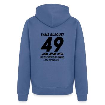 49 ans que vous supportez mes conneries - Veste à capuche bio Premium Unisexe - bleu pigeon - Dos - Nico (187cm)