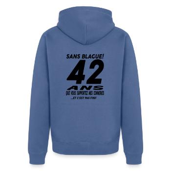 42 ans que vous supportez mes conneries - Veste à capuche bio Premium Unisexe - bleu pigeon - Dos - Nico (187cm)