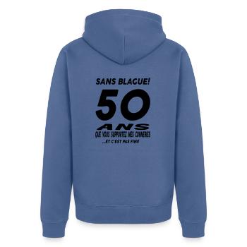 50 ans que vous supportez mes conneries - Veste à capuche bio Premium Unisexe - bleu pigeon - Dos - Nico (187cm)