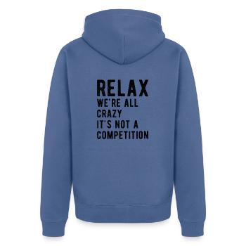 Entspann dich, wir sind alle verrückt, es ist kein Wettbewerb; - Unisex Premium Bio Zip Hoodie - Taubenblau - Hinten - Nico (187cm)