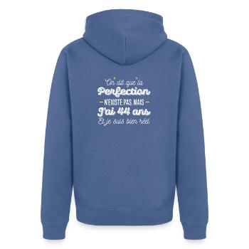 44 ans de perfection / cadeau anniversaire 44 ans - Veste à capuche bio Premium Unisexe - bleu pigeon - Dos - Nico (187cm)