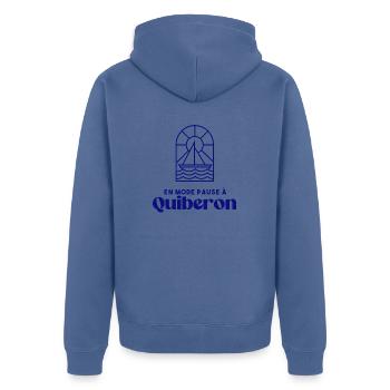 Quiberon, en mode pause Bretagne Morbihan 56 - Veste à capuche bio Premium Unisexe - bleu pigeon - Dos - Nico (187cm)