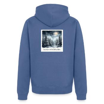 Im Schnee wird die Stille sichtbar – Winterwald  - Unisex Premium Bio Zip Hoodie - Taubenblau - Hinten - Nico (187cm)