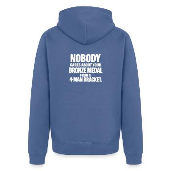NoBS Grappling – Bronze Medal 4-Man Bracket - Unisex Premium Bio Zip Hoodie - Taubenblau - Hinten - Nico (187cm)