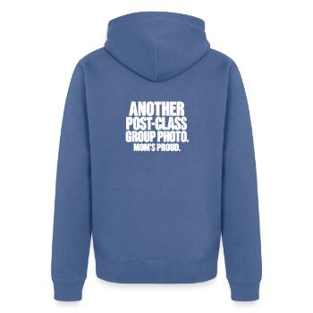 NoBS Grappling – Post-Class Group Photo - Unisex Premium Bio Zip Hoodie - Taubenblau - Hinten - Nico (187cm)
