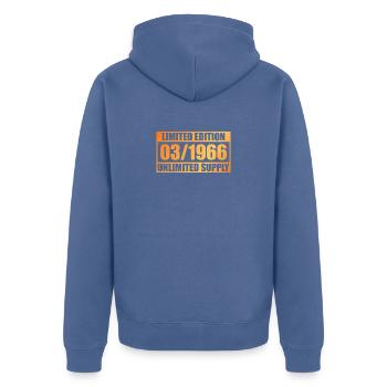 60e anniversaire édition limitée - ꝏ Approvisionnement 03/1966 - Veste à capuche bio Premium Unisexe - bleu pigeon - Dos - Nico (187cm)