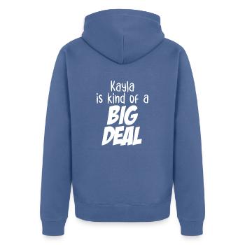Kayla ist eine große Sache - Unisex Premium Bio Zip Hoodie - Taubenblau - Hinten - Nico (187cm)