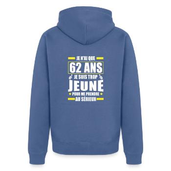 je n ai que 62 ans / cadeau anniversaire 62 ans - Veste à capuche bio Premium Unisexe - bleu pigeon - Dos - Nico (187cm)