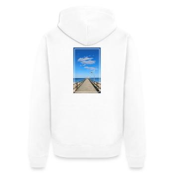 Fotokunst „Holzbrücke Bansin“ Tagsüber - Unisex Premium Bio Zip Hoodie - Weiß - Hinten - Thijin (182cm)