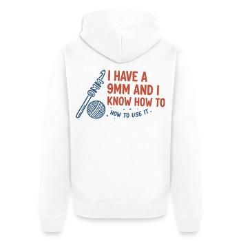 Ich habe eine 9mm und weiß, wie man sie häkelt - Unisex Premium Bio Zip Hoodie - Weiß - Hinten - Thijin (182cm)