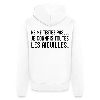 Ne me testez pas… je connais toutes les aiguilles - Veste à capuche bio Premium Unisexe - blanc - Dos - Thijin (182cm)