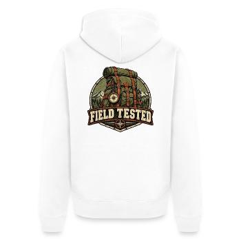Field Tested – Robustes Outdoor-Abzeichen - Unisex Premium Bio Zip Hoodie - Weiß - Hinten - Thijin (182cm)