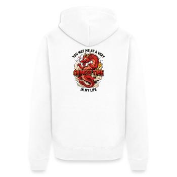 Du hast mich zu einer sehr chinesischen Zeit meines Lebens getroffen. China. - Unisex Premium Bio Zip Hoodie - Weiß - Hinten - Thijin (182cm)