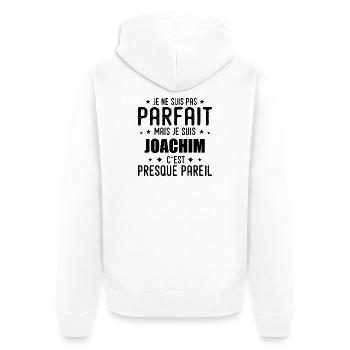 Joachim: authentisch, unvollkommen, oben, perfekt - Unisex Premium Bio Zip Hoodie - Weiß - Hinten - Thijin (182cm)